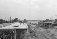 839934 Gezicht op de werkzaamheden ten behoeve van de aanleg van het hoge spoor te Schiedam.